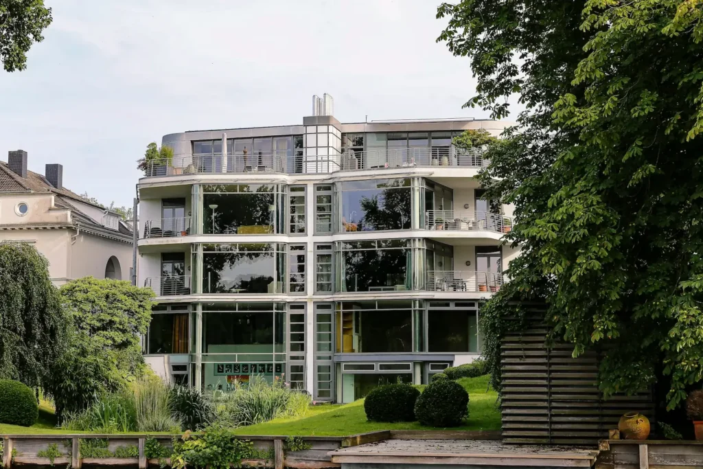 Gepflegtes Mehrfamilienhaus mit Balkonen und Grünanlage